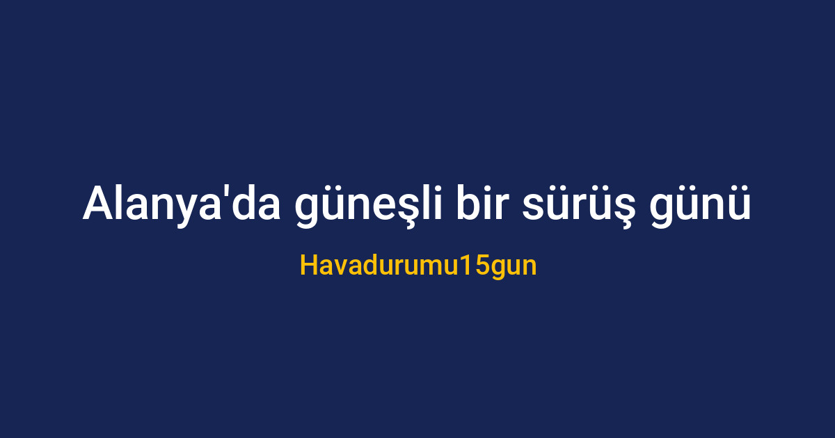 Alanya sahil yolunda motosiklet süren bir sürücü